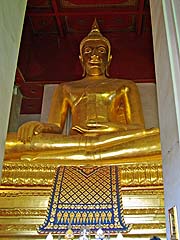 Bronze Buddha at Wat Mongkhol Bophit