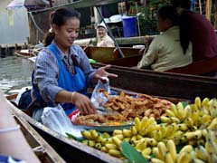 Fried banana vendor at Damnoen Saduak floating market