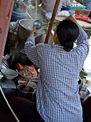 Making boat noodles at Damnoen Saduak floating market
