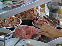 Making boat noodles at Damnoen Saduak floating market