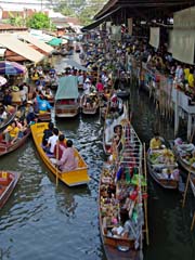 Canal congestion at Damnoen Saduak floating market