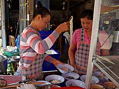 Assembling Sukhothai-style noodles