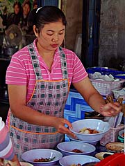 Assembling Sukhothai-style noodles