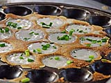 Khanom krok with spring onions, ready to serve, Sukhmvit near Thonglor, Bangkok