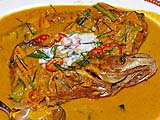 Fried sheatfish in choo chee curry, Thon Kruen, Bangkok
