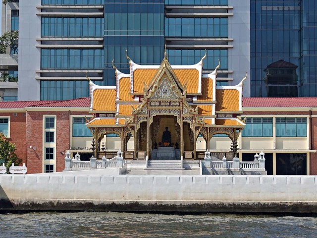Temple along the Chao Phraya